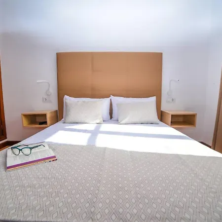 Agradable Y Familiar, Con Piscina 